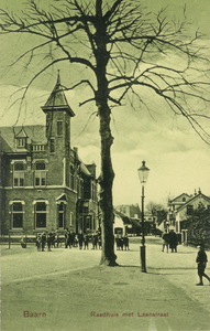 7563 Gezicht op een gedeelte van de linkerzijde van het nieuwe gemeentehuis (Laanstraat 1) te Baarn uit het oosten.